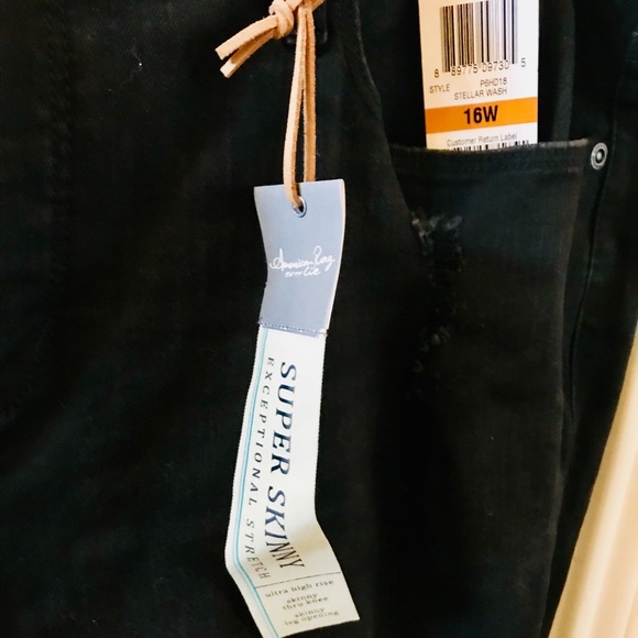 American Rag 🎄HP🎄 Trendy distressed Jeans Plus - Picture 4 of 4